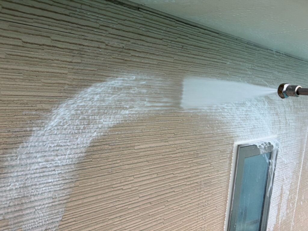 外壁：高圧洗浄<br />
（表面の汚れをしっかりと落としました。）